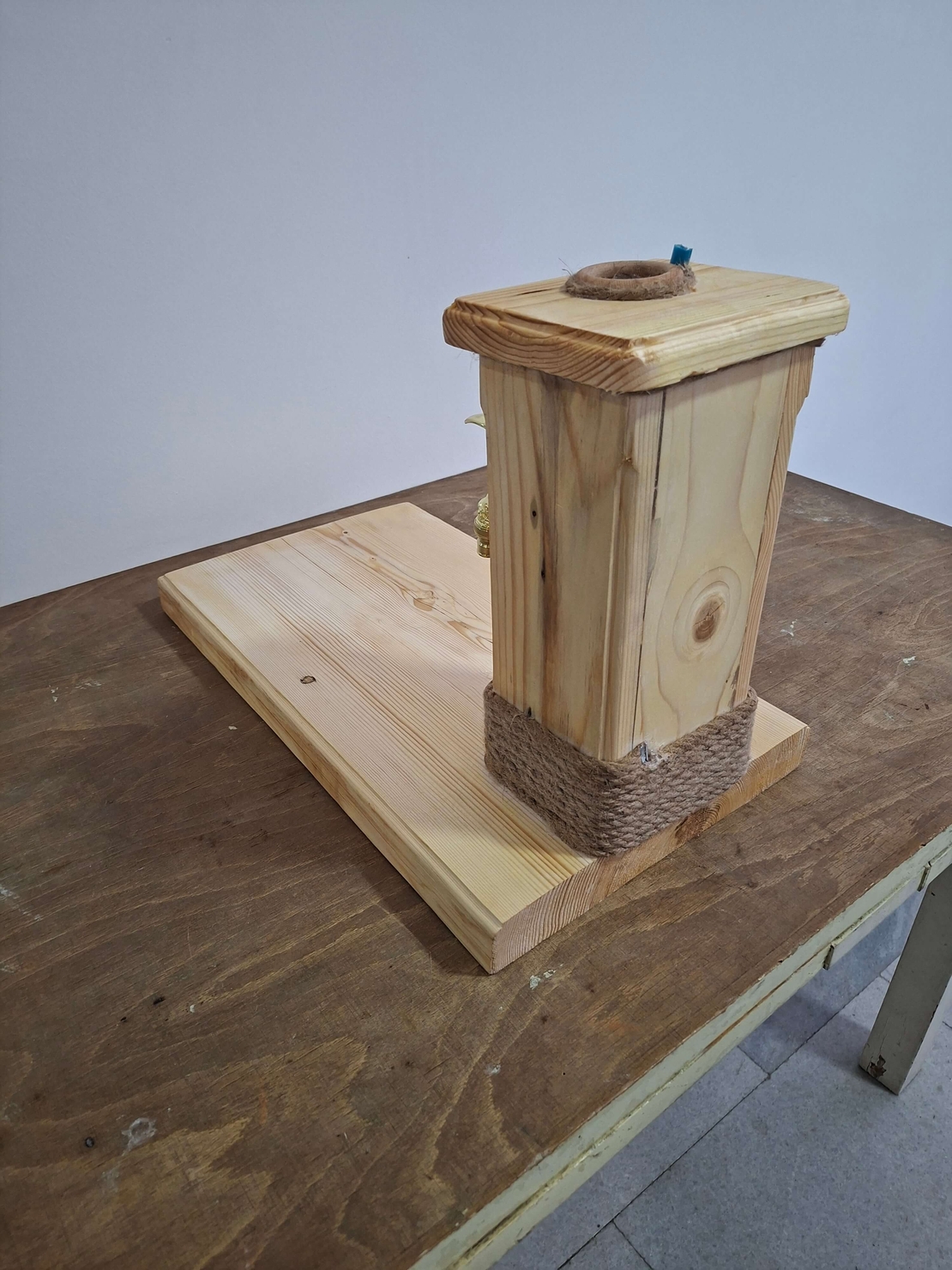 Дървен диспенсър за ракия с чешмичка