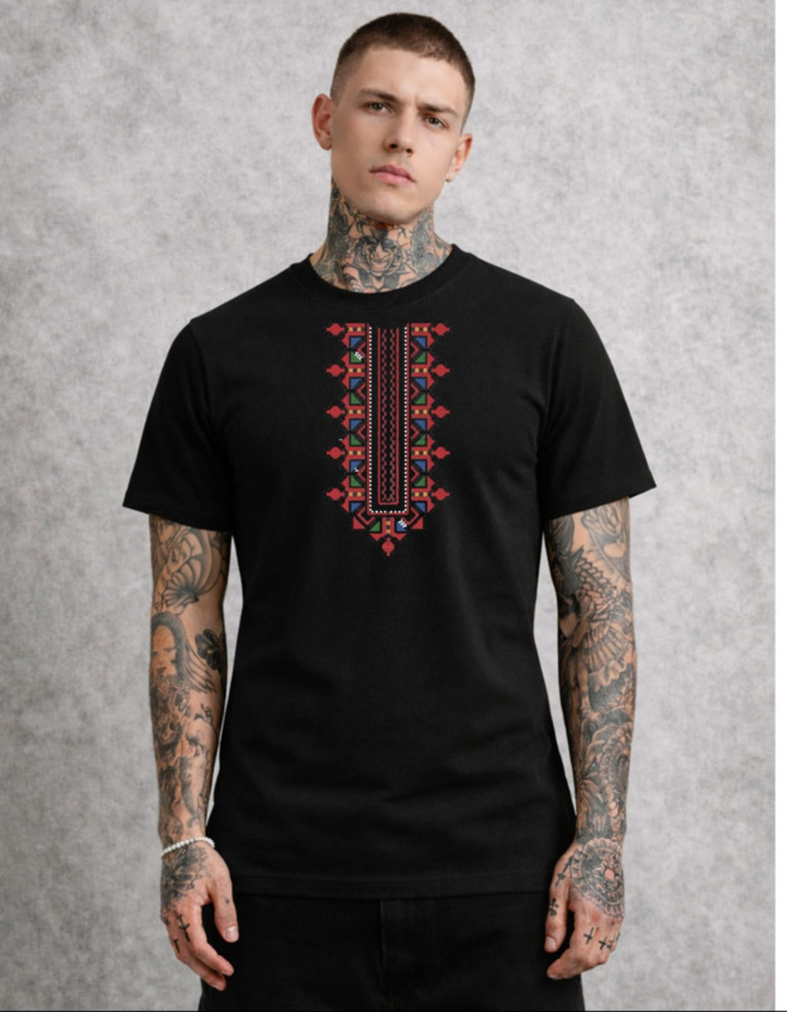 Тениска с динамичен модерен мотив