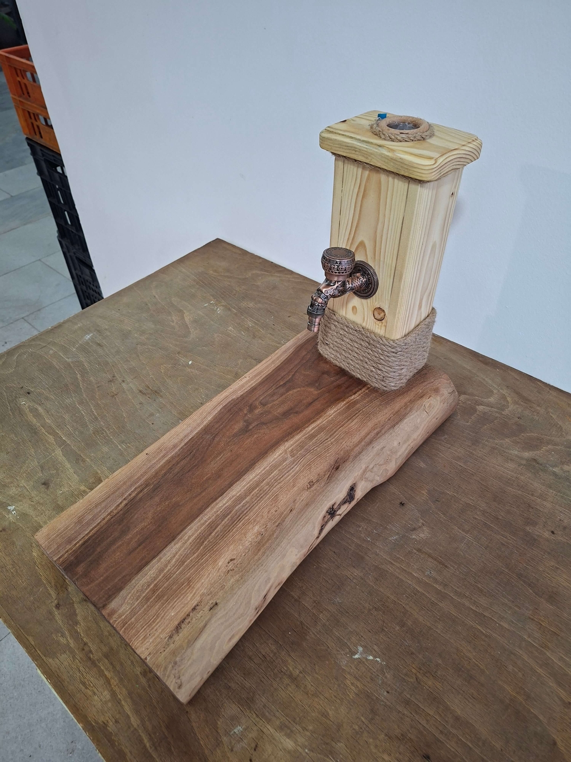 Дървен диспенсър за ракия с чешмичка – 2