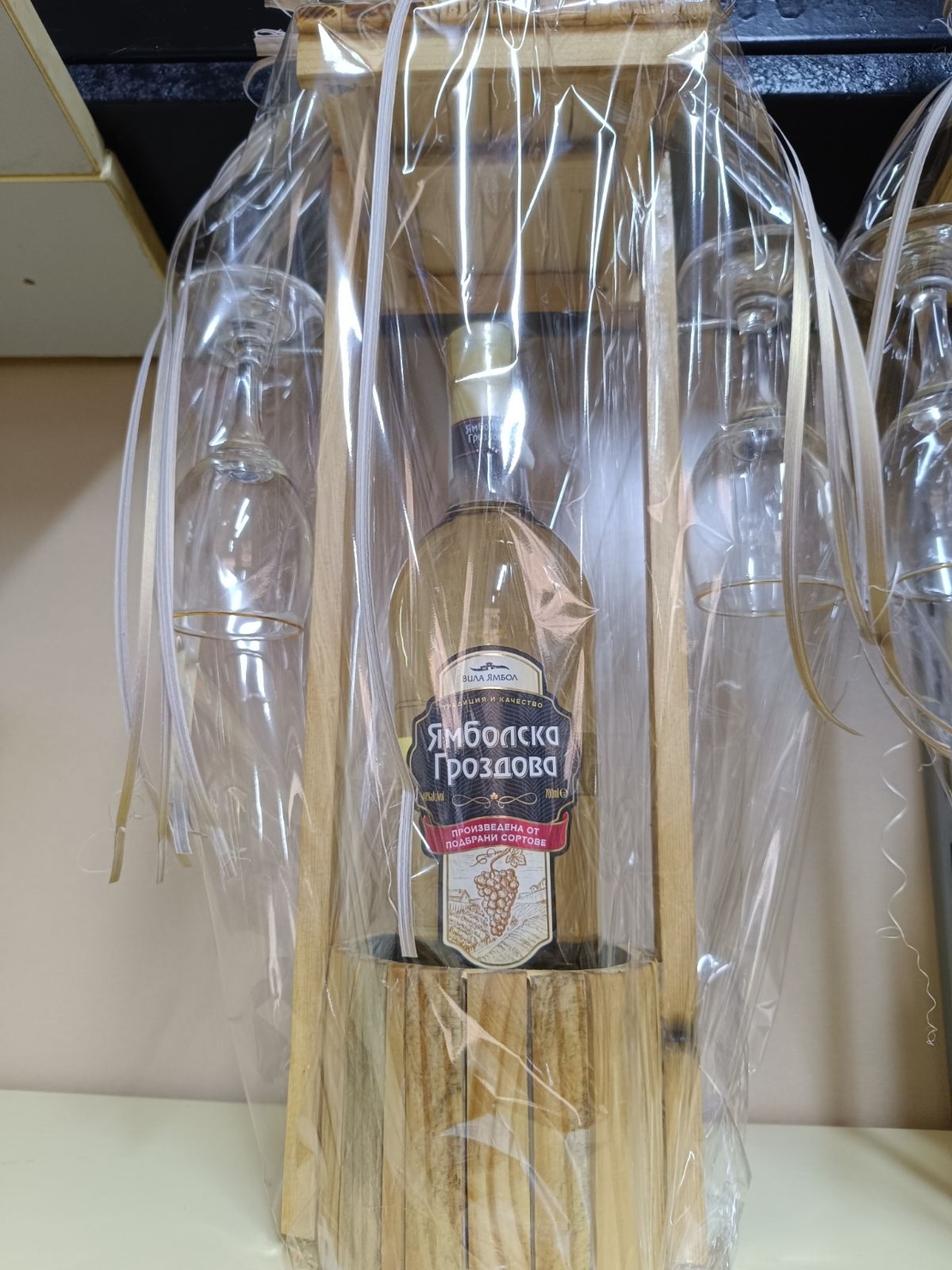 Подаръчен комплект – Кладенец с 2 чаши и Ямболска гроздова ракия 700 ml