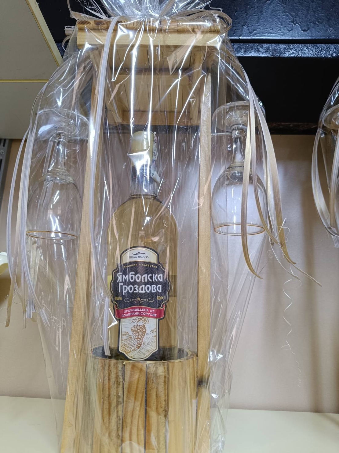 Подаръчен комплект – Кладенец с 2 чаши и Ямболска гроздова ракия 700 ml