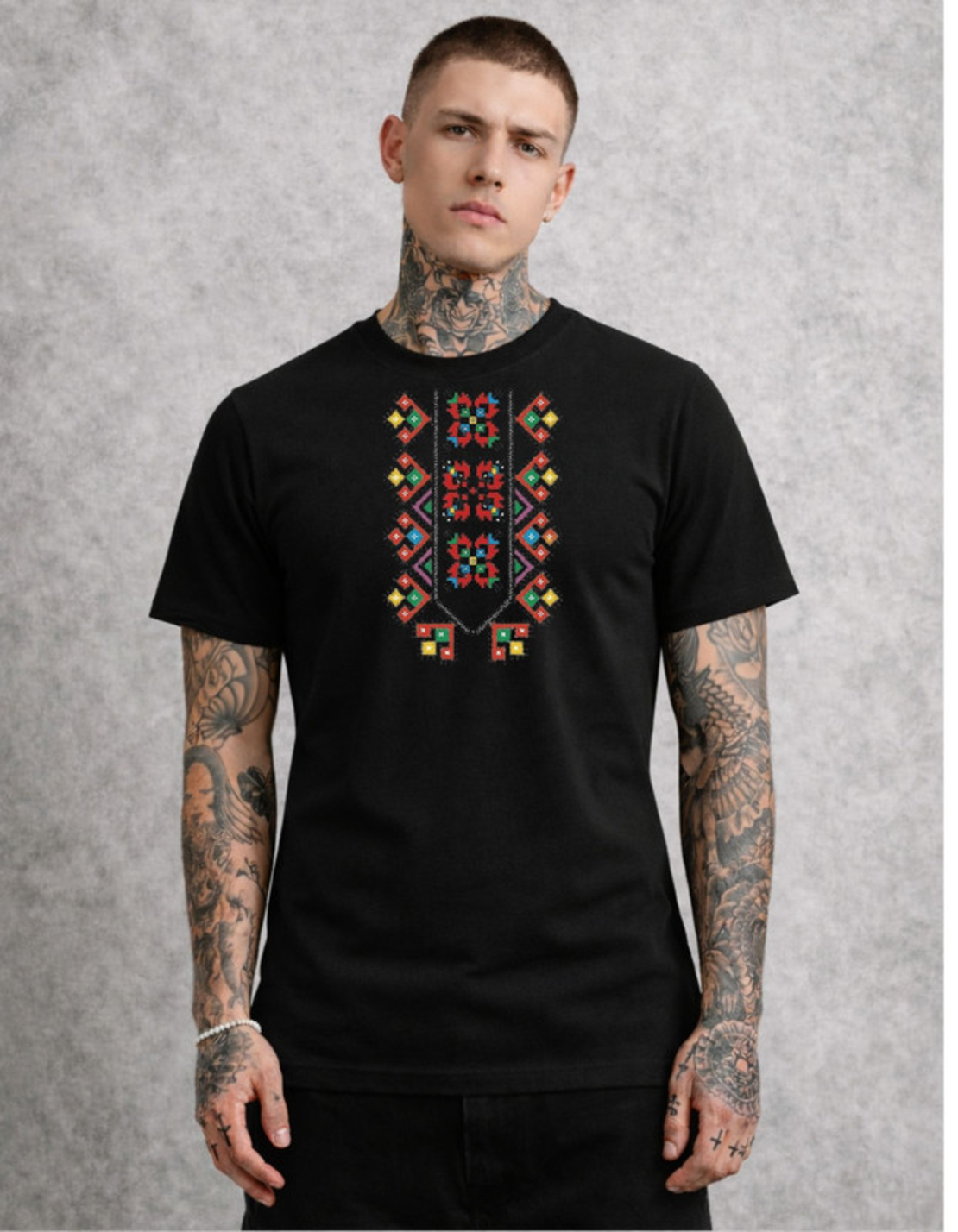 Тениска с артистичен дизайнерски стил