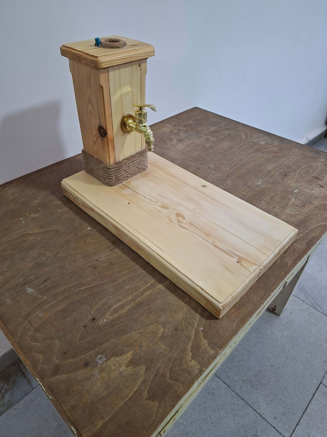 Дървен диспенсър за ракия с чешмичка