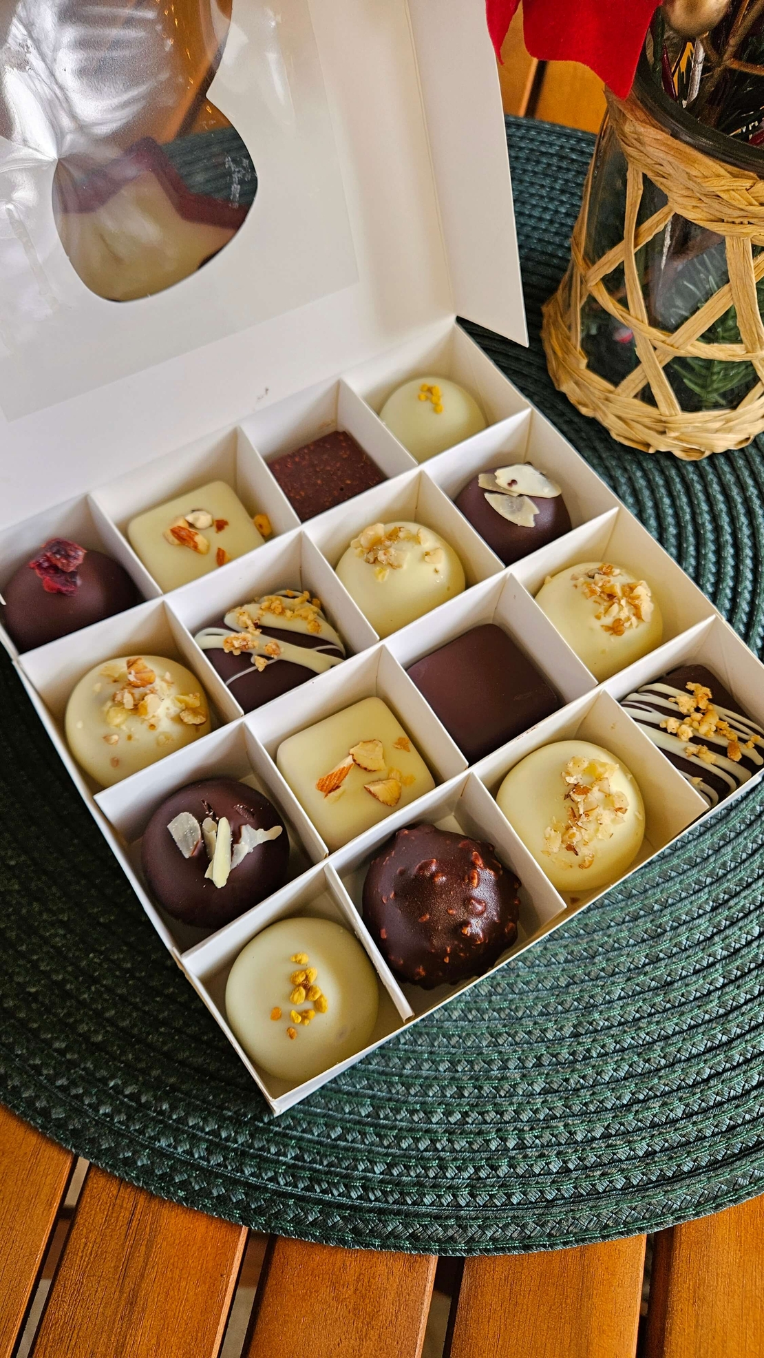 Коледна кутия с 16 бонбона