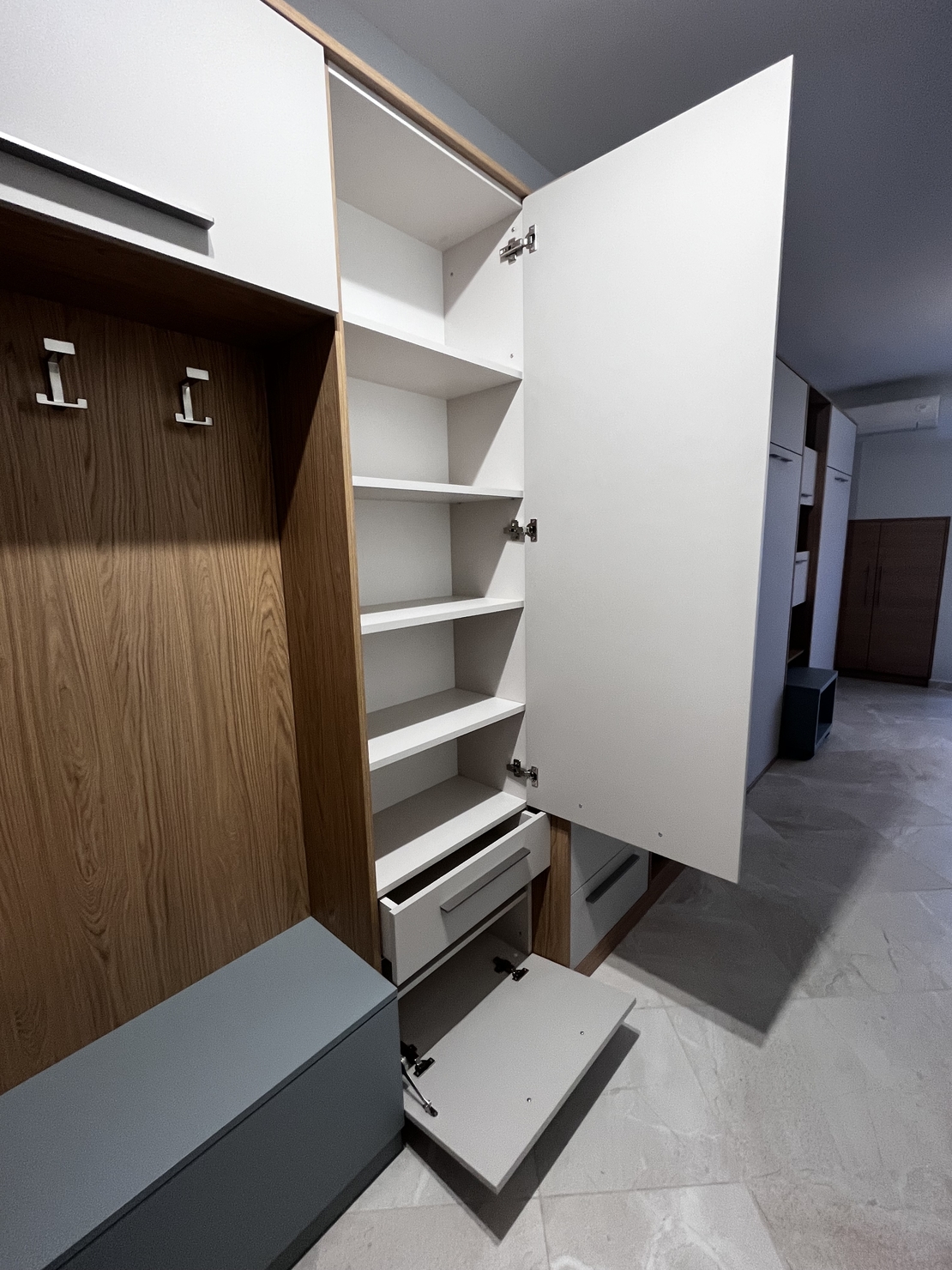 Модул за антре и коридор „Гардероб с рафтове + шкаф + чекмедже“