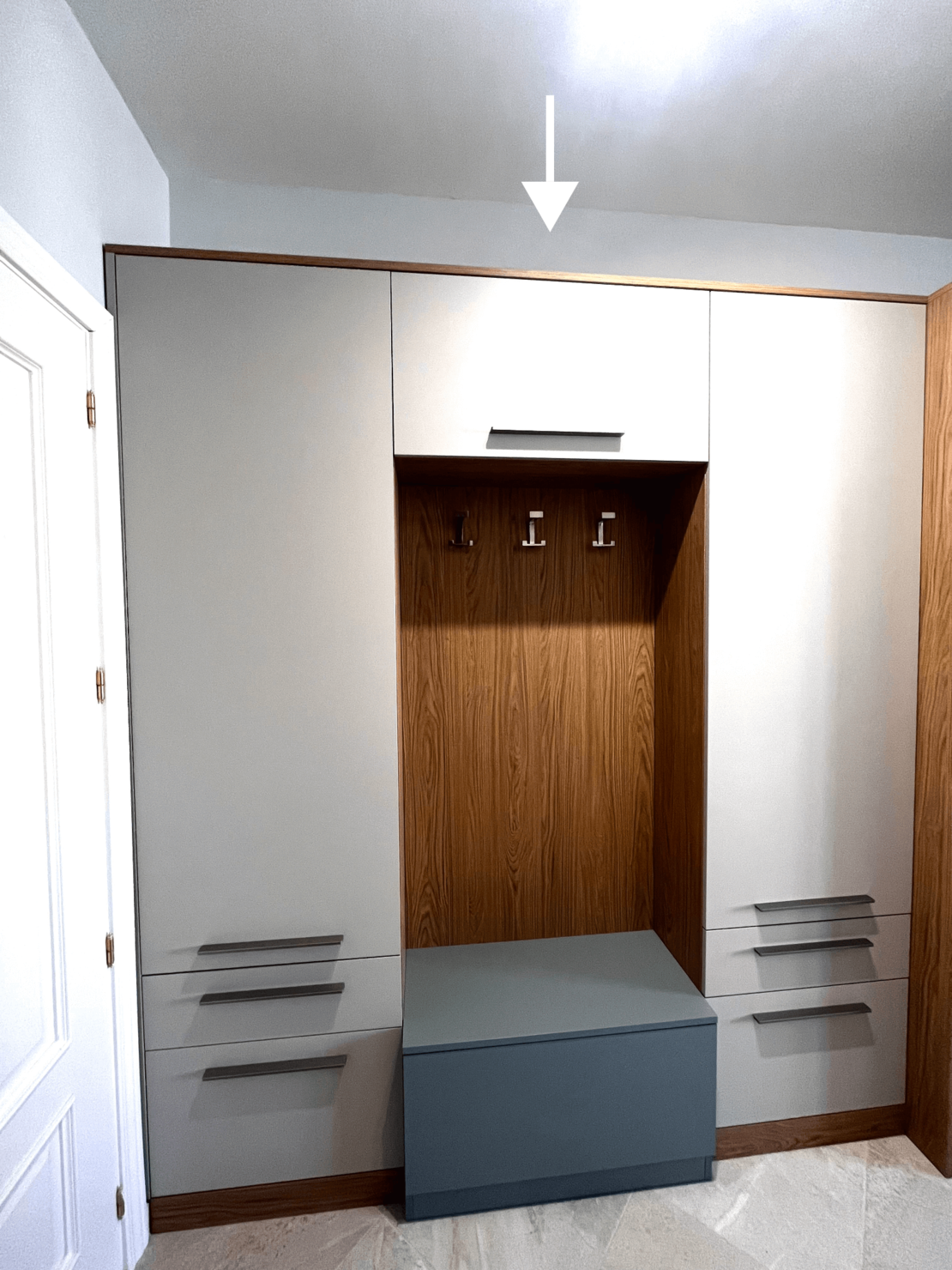 Модул за антре и коридор „Сядане + гръб със закачалки + шкаф + чекмедже“