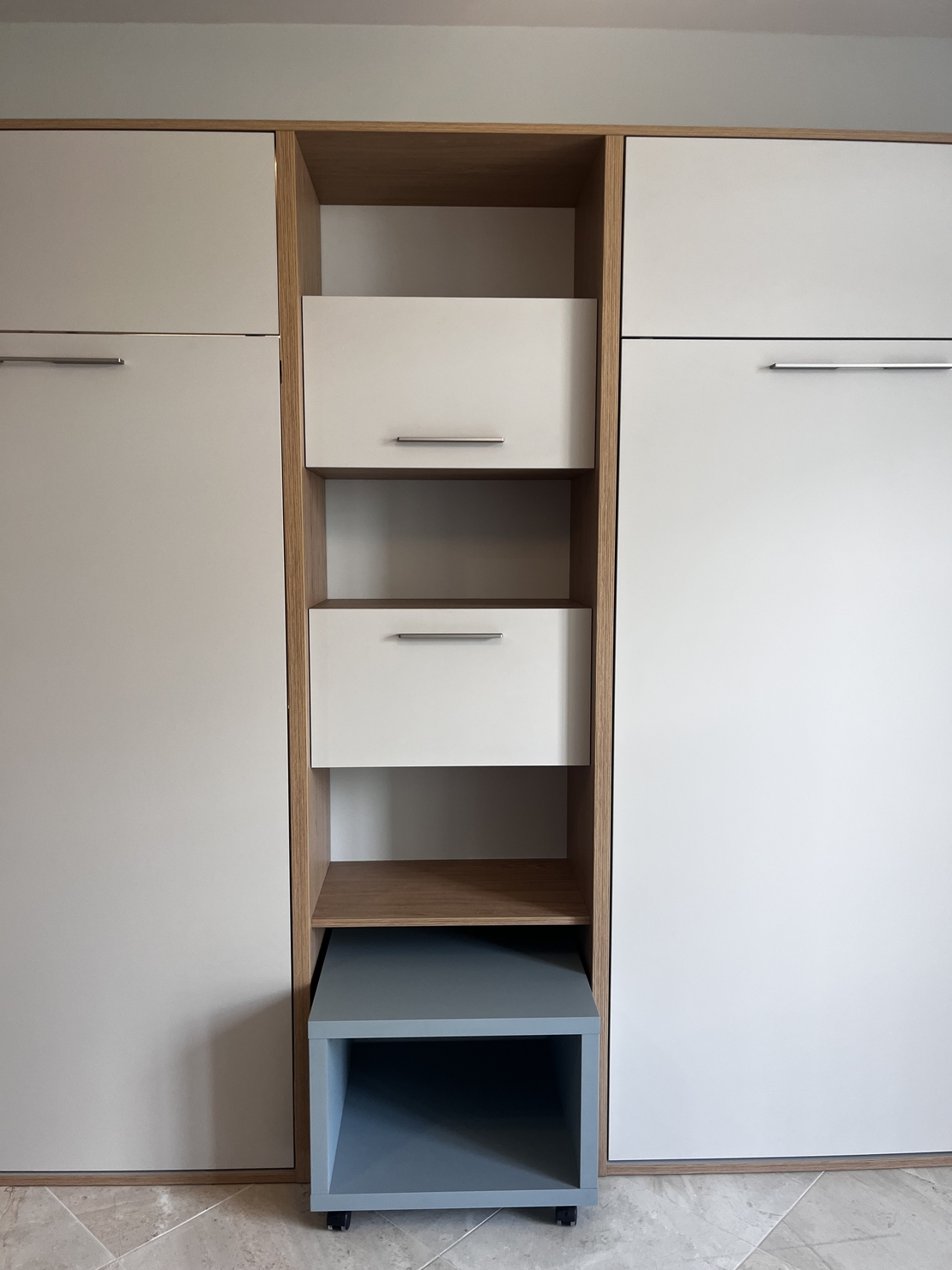 Модул „Горен и долен шкаф с подвижна маса“