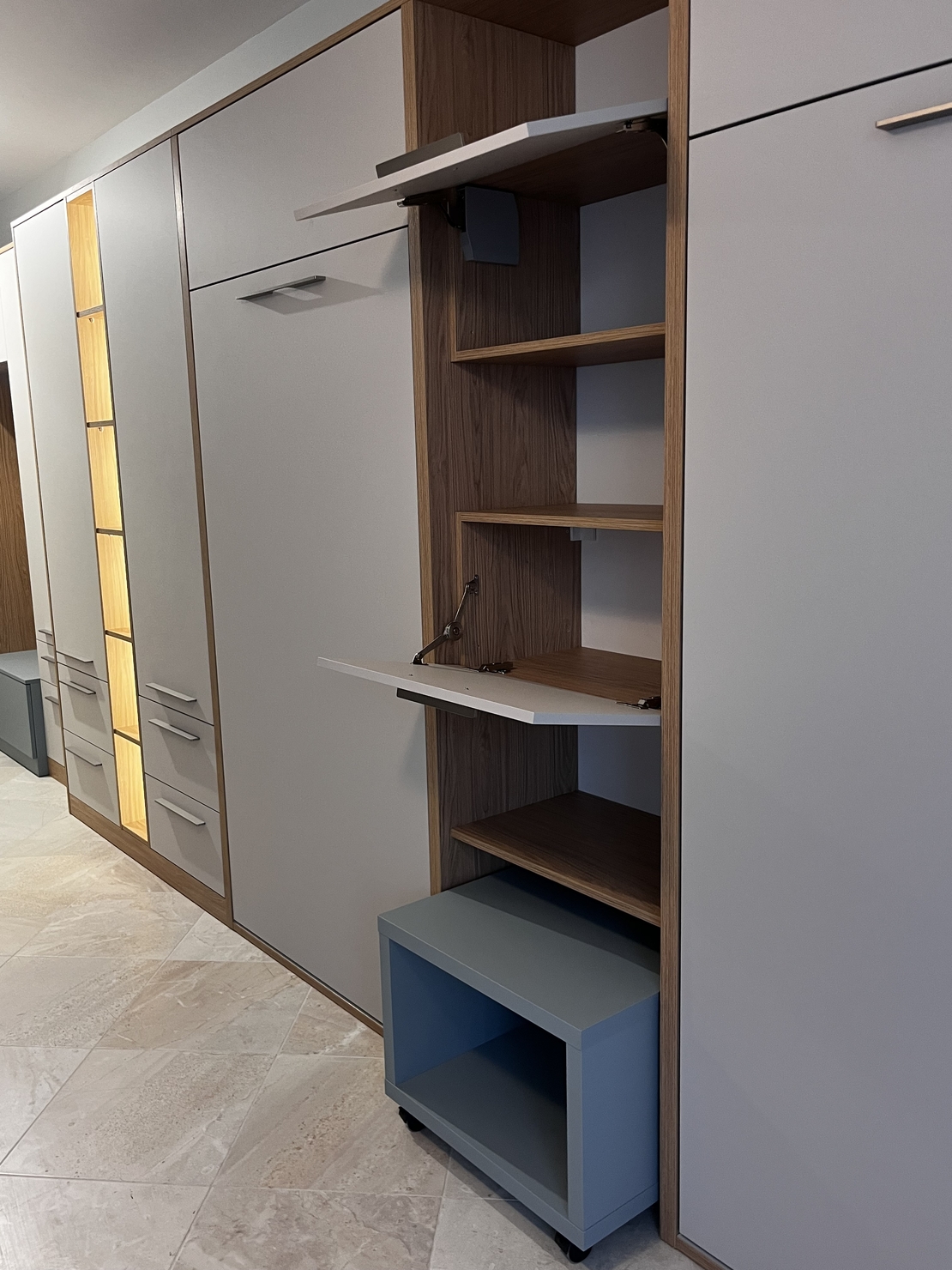 Модул „Горен и долен шкаф с подвижна маса“