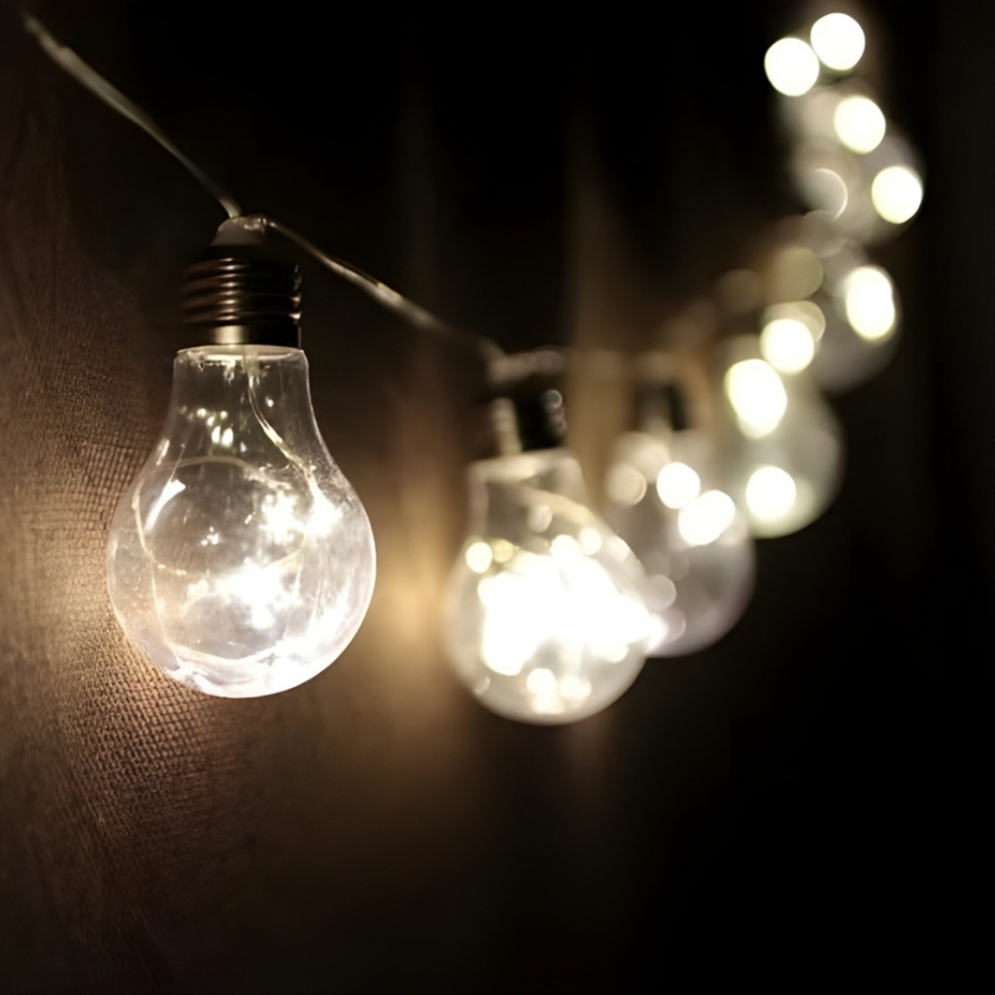 Празнични LED светлини с формата на крушка разположени на гъвкаво въже