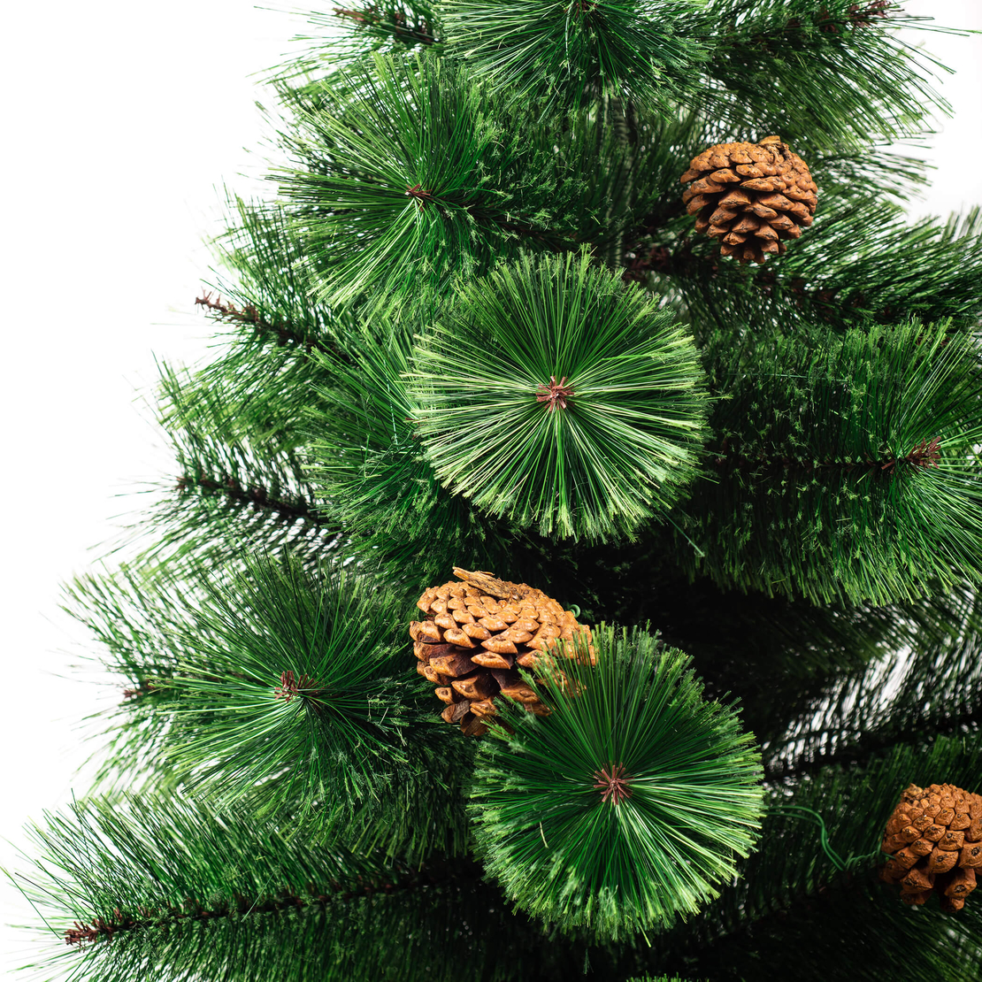 Естествено зелена елха с шишарки
