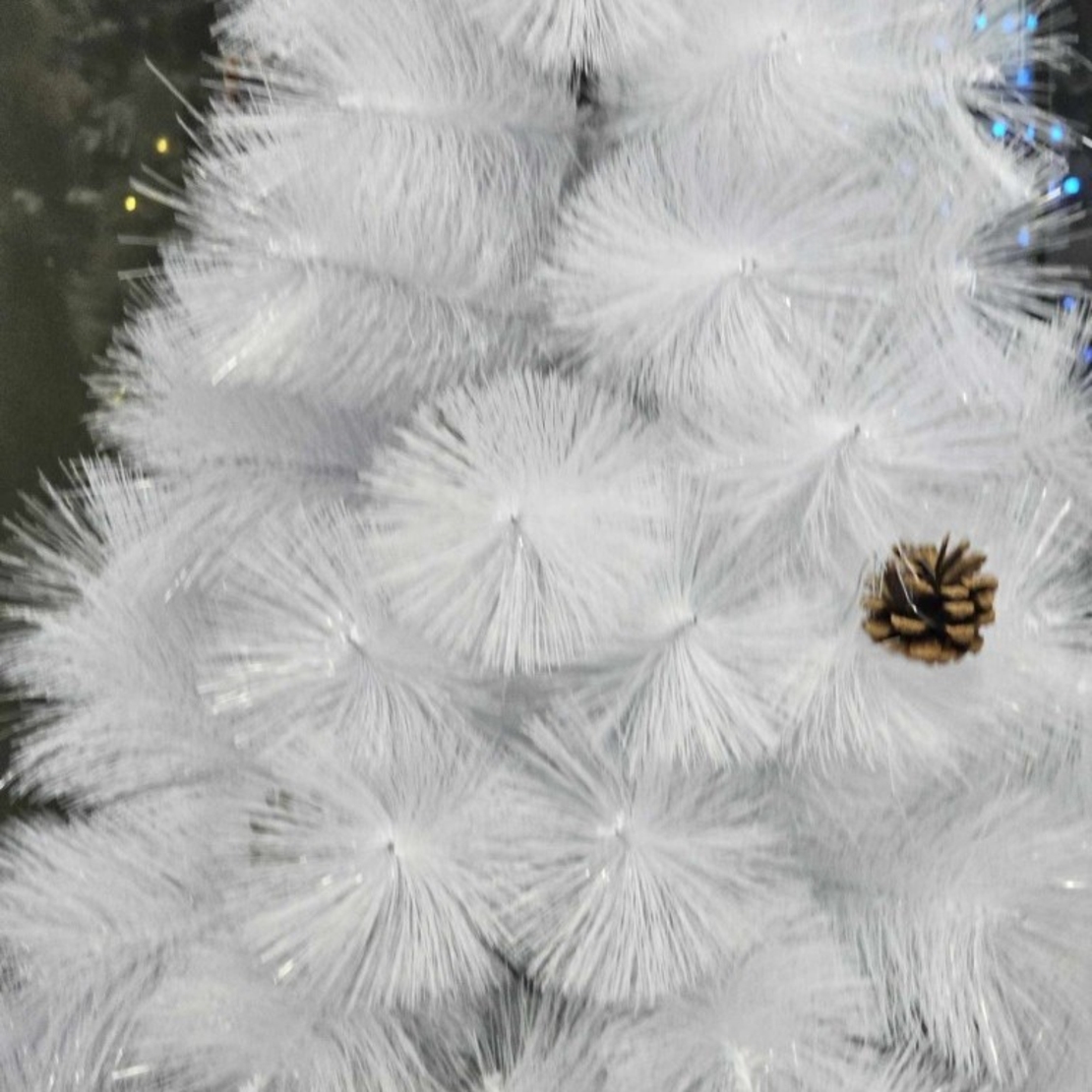 Коледна Снежно бяла елха с шишарки ТОП ПРЕДЛОЖЕНИЕ