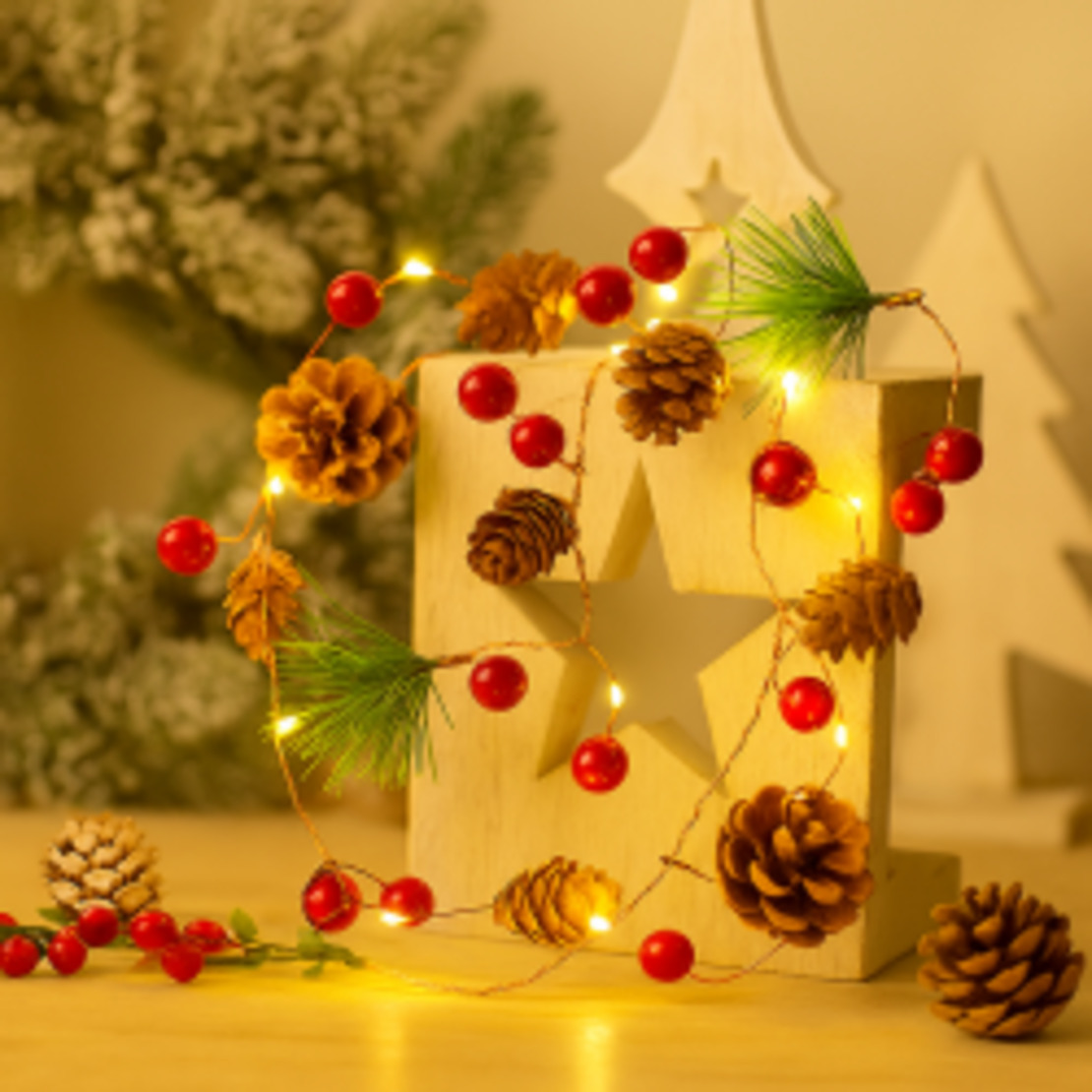 Светеща коледна украса с LED светлини шишарки и борови клонки