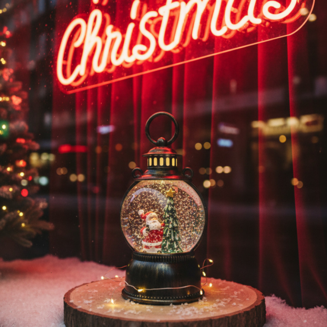 Голям LED коледен фенер с ефект на падащ сняг – приказна светлина и празнична магия