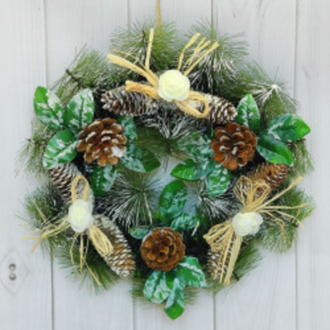 Коледен венец с орнаменти за декорация на дома