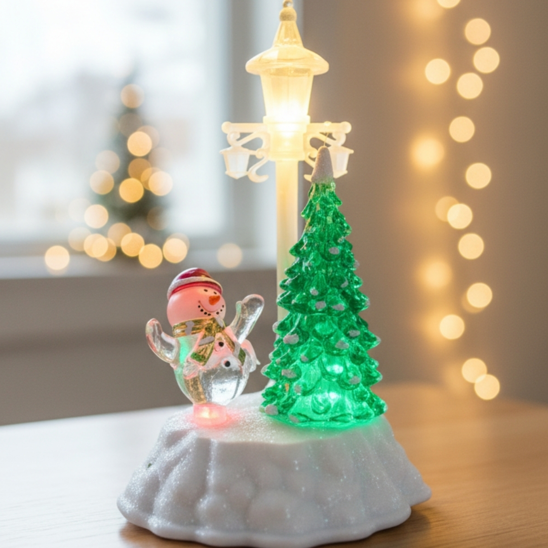 Коледна декорация - Снежен човек и елха под лампа
