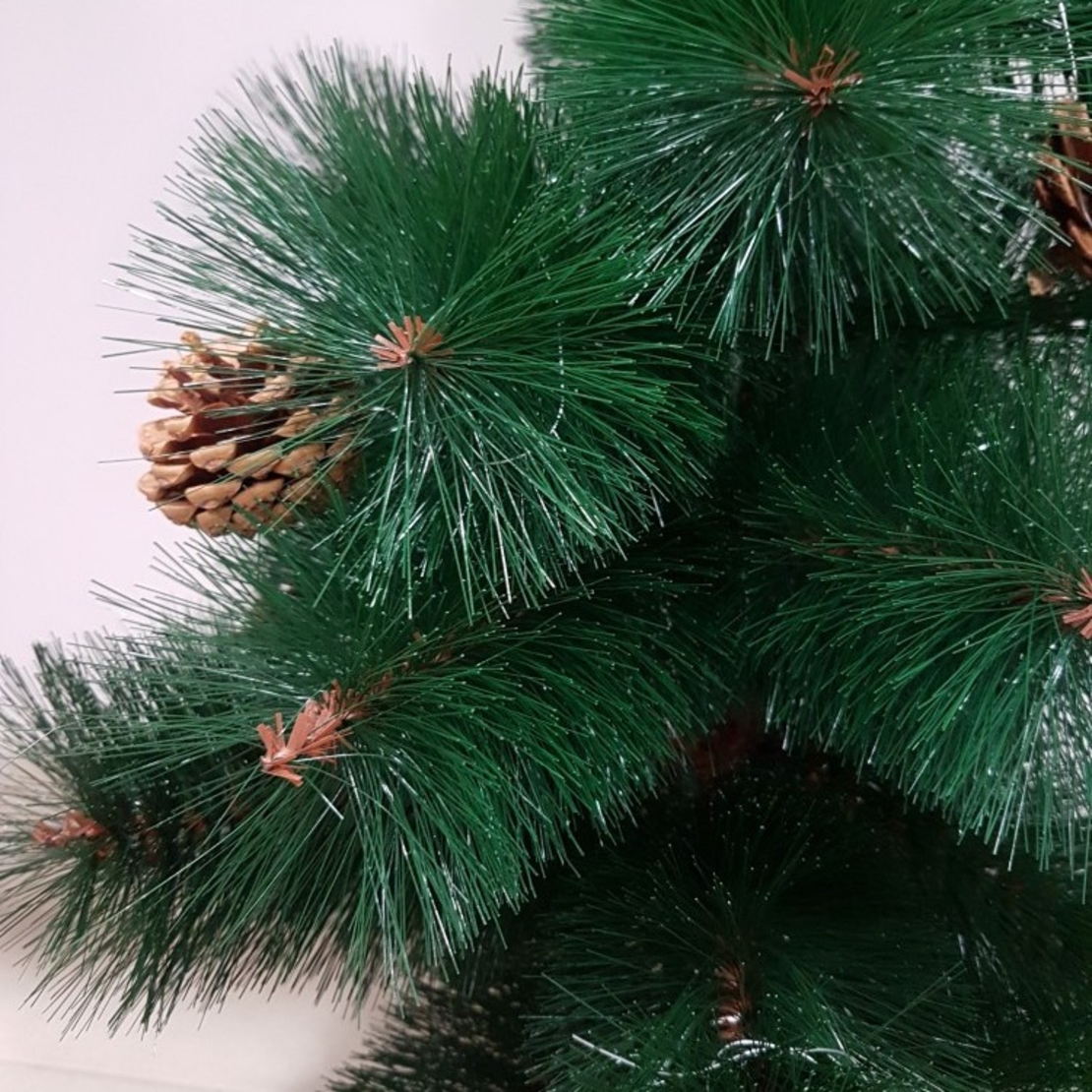 Естествено зелена елха с шишарки