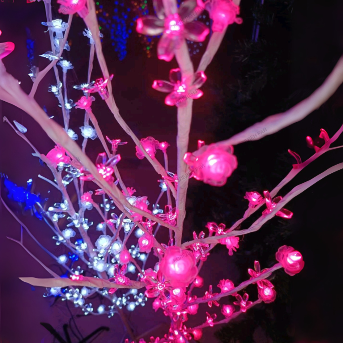 Светещо коледно дръвче модел с рози и цветя