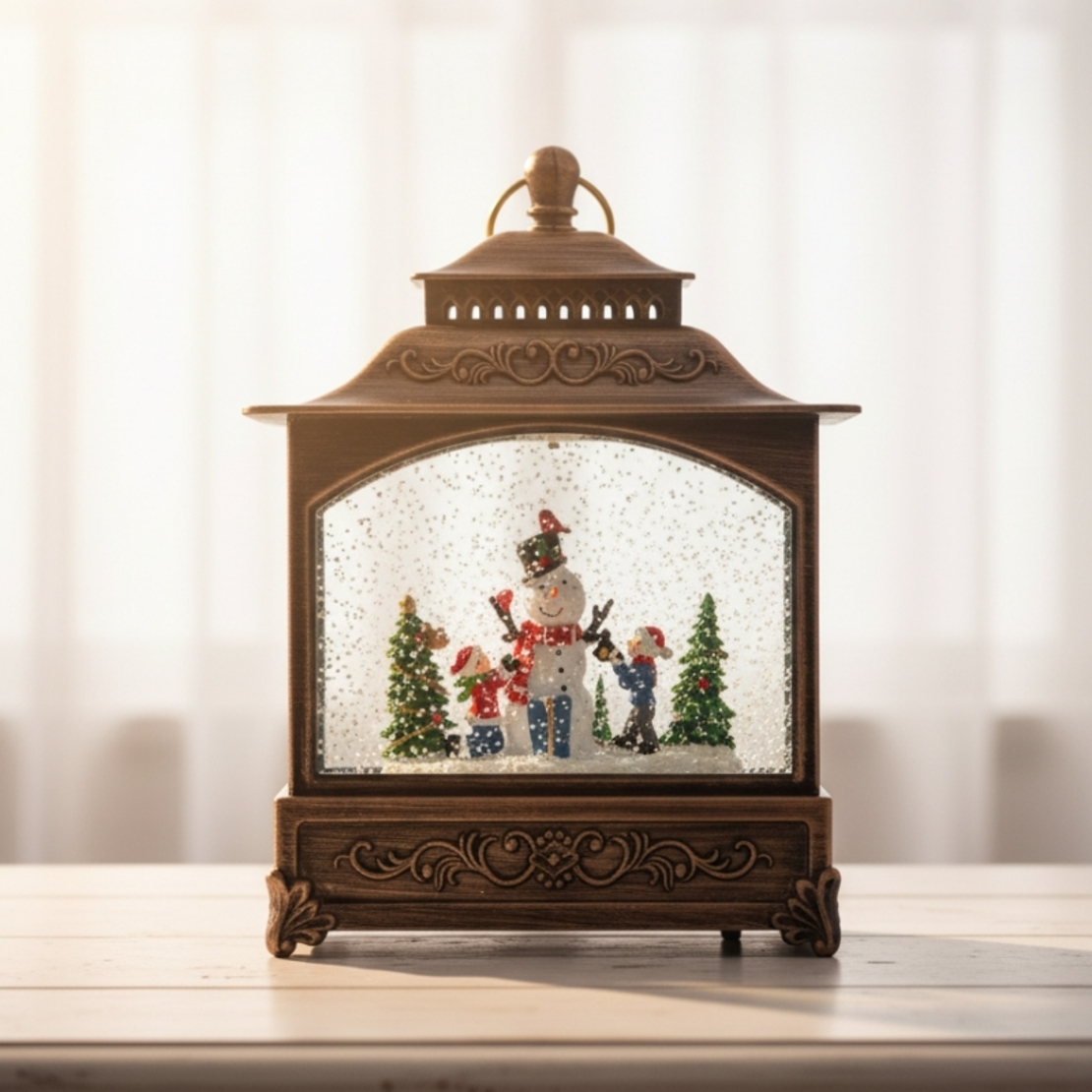 Коледна лампа фенер със сняг и коледни орнаменти