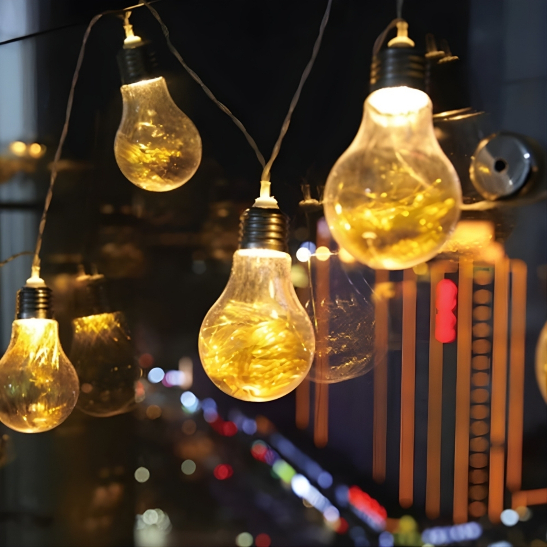 Празнични LED светлини с формата на крушка разположени на гъвкаво въже