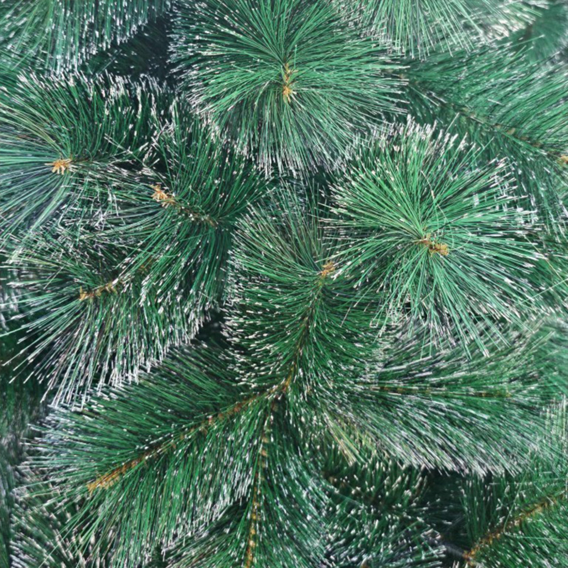 Коледна елха с шишарки и бели заскрежени връхчета