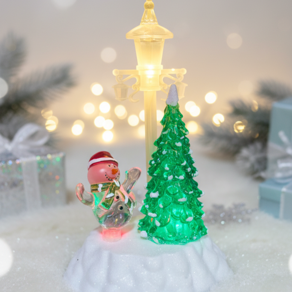 Коледна декорация - Снежен човек и елха под лампа