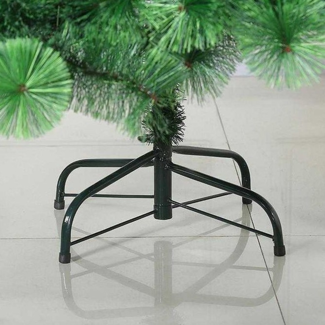 Естествено зелена елха с шишарки