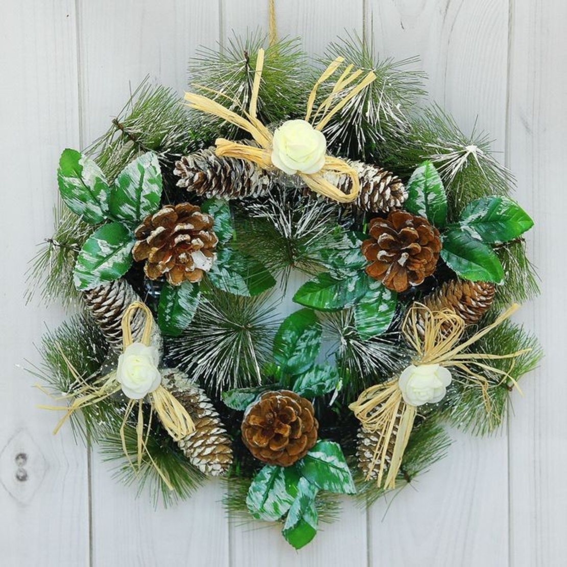 Коледен венец с орнаменти за декорация на дома