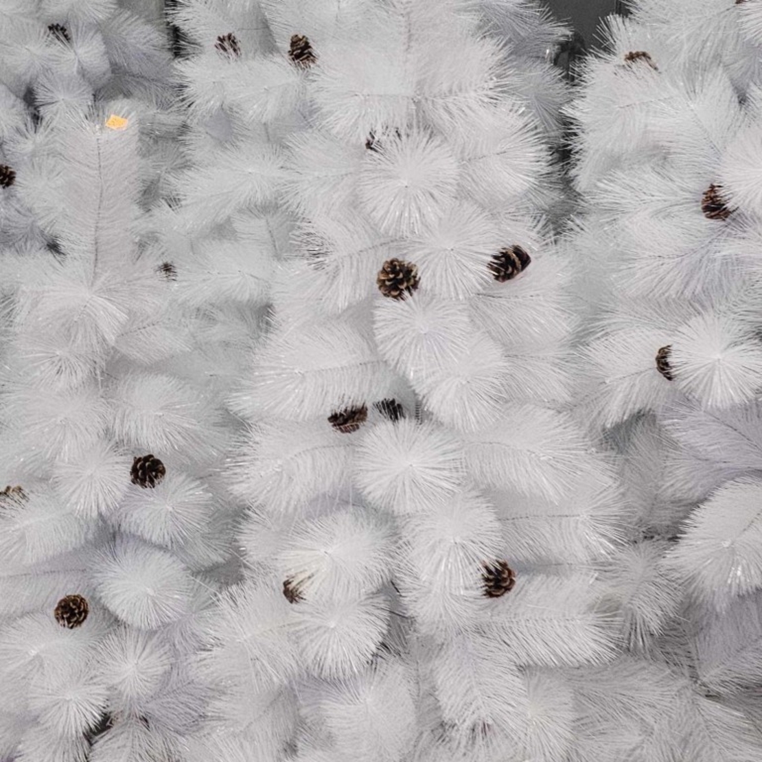 Коледна Снежно бяла елха с шишарки ТОП ПРЕДЛОЖЕНИЕ