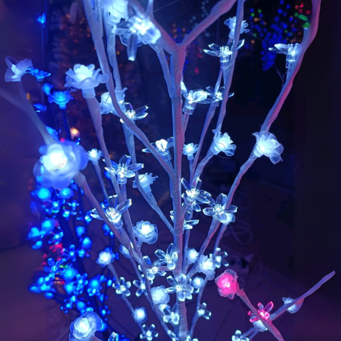 Светещо коледно дръвче модел с рози и цветя