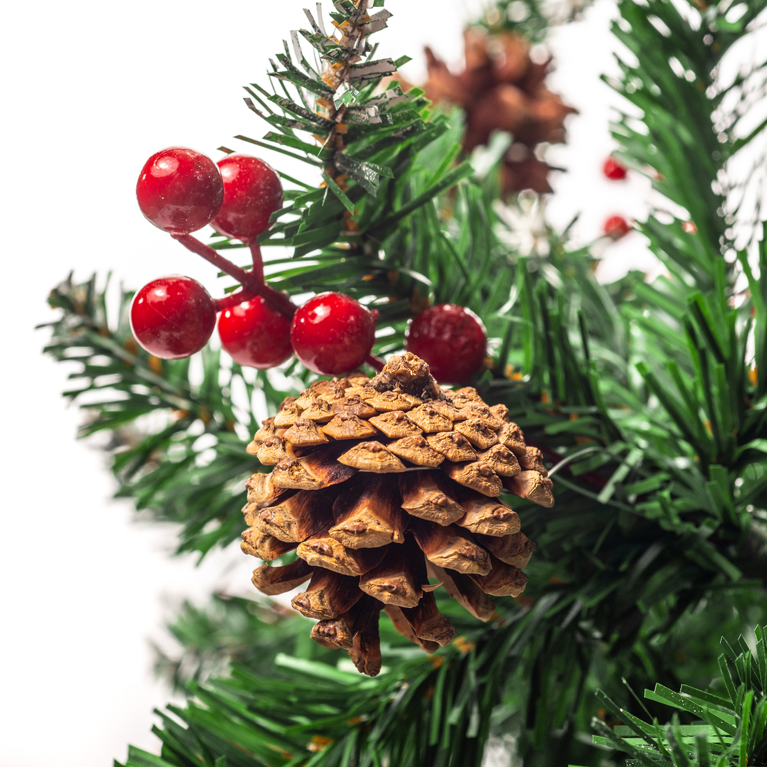 Изкуствена елха Luxury Diamond с червен глог и шишарки