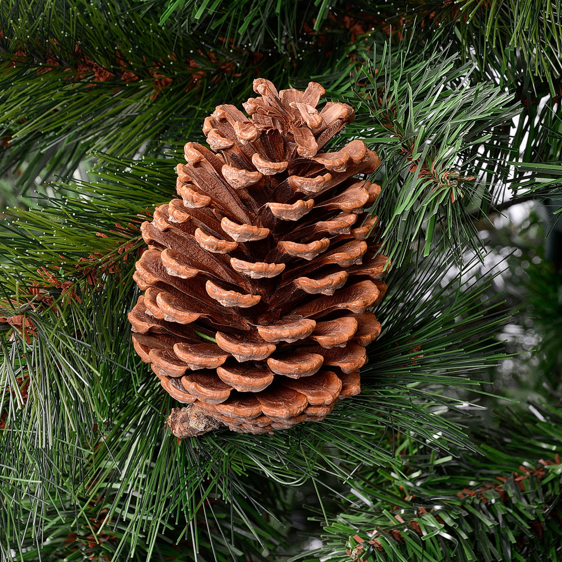 Естествено зелена елха с шишарки