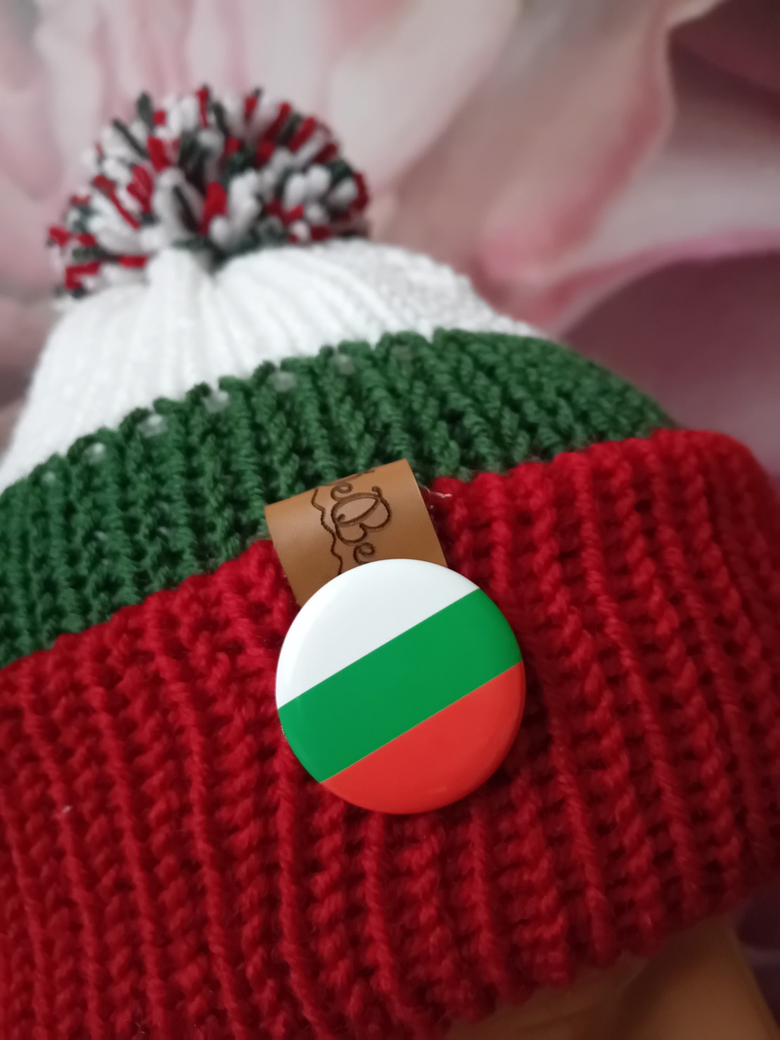 Шапка бяло, зелено,червено с понпон