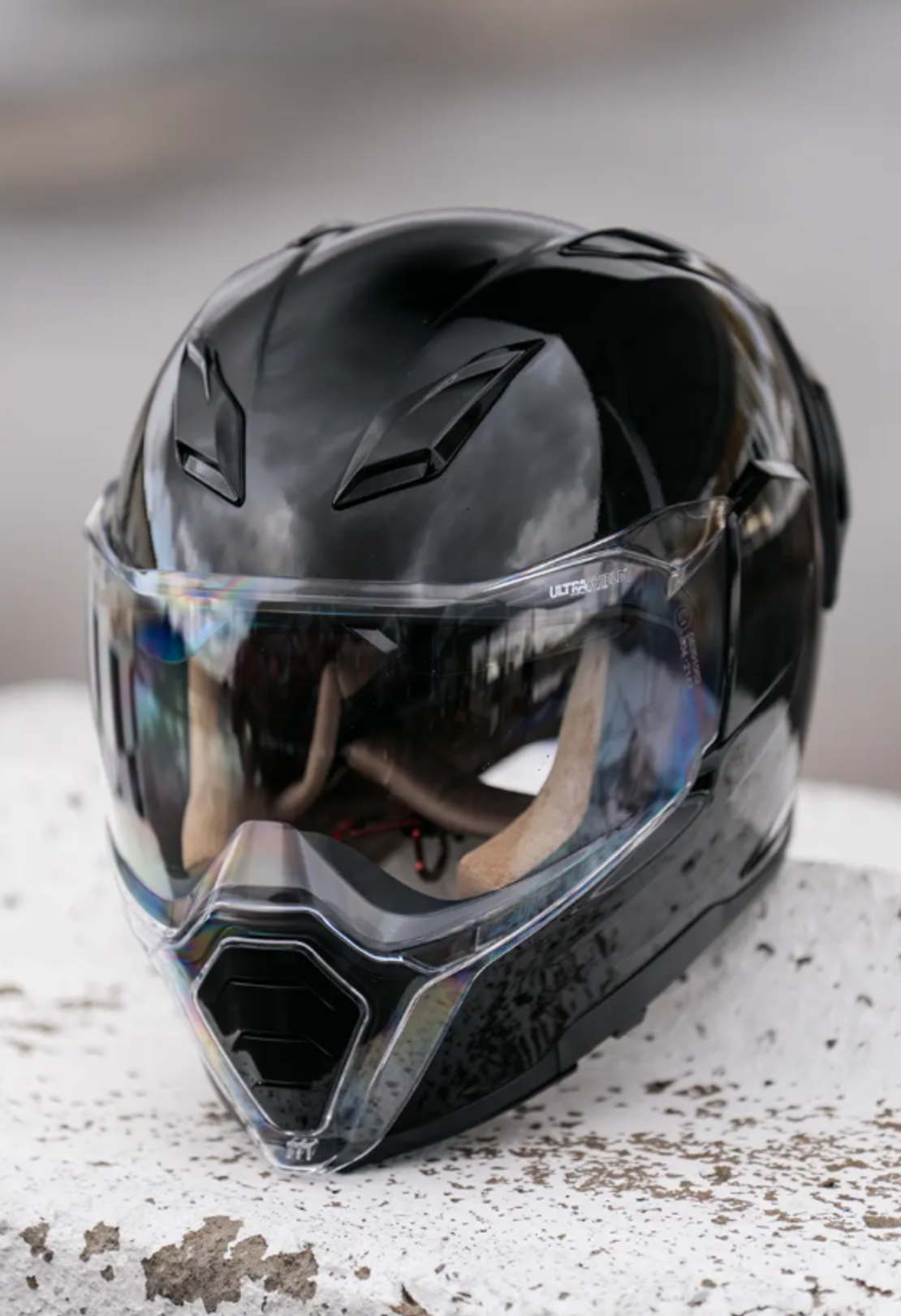 Каска ICON Ultraflite™ Solid MIPS® BLACK GLOSS