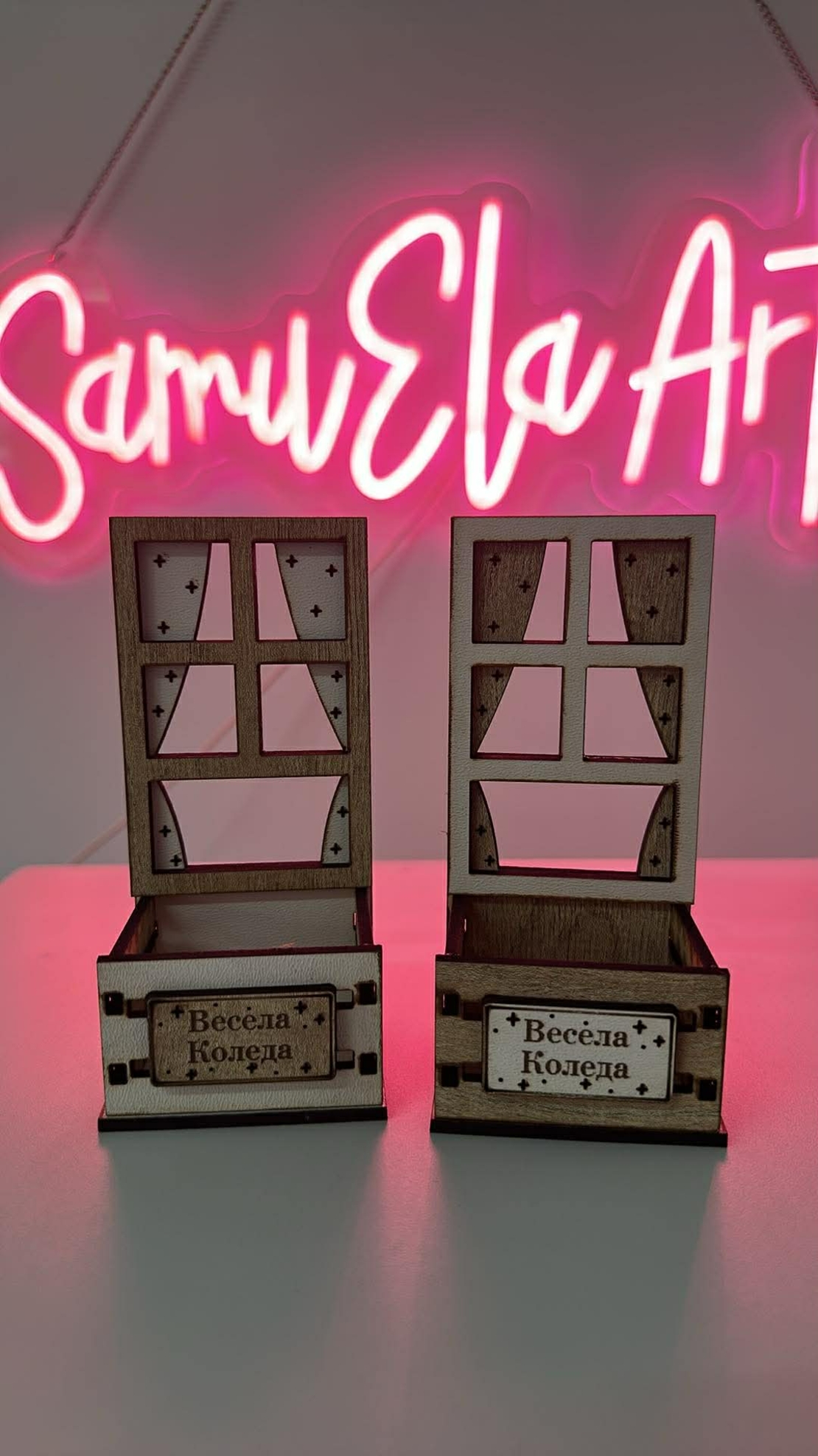 Коледна кутийка-Прозорче със завеса