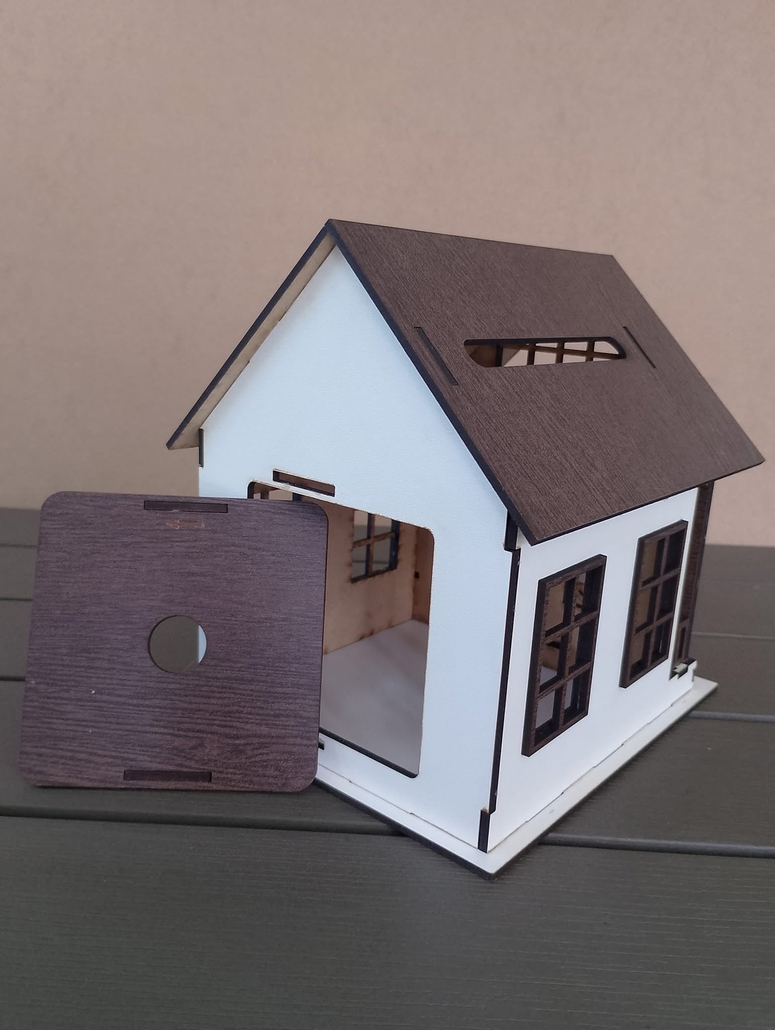 Дървена луксозна касичка във форма на къщичка