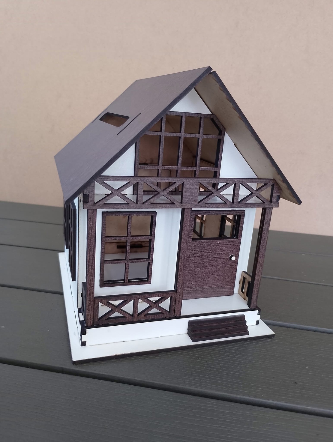 Дървена луксозна касичка във форма на къщичка