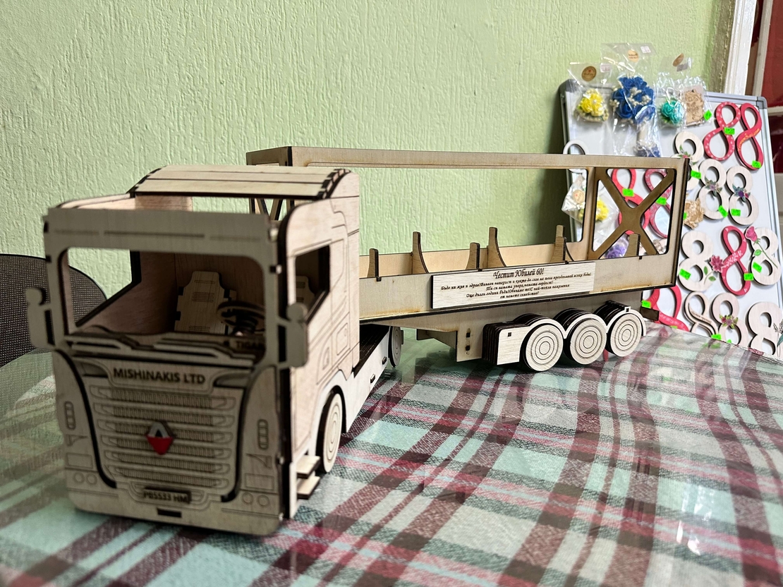 Камион от дърво – Декоративен поставка за алкохол