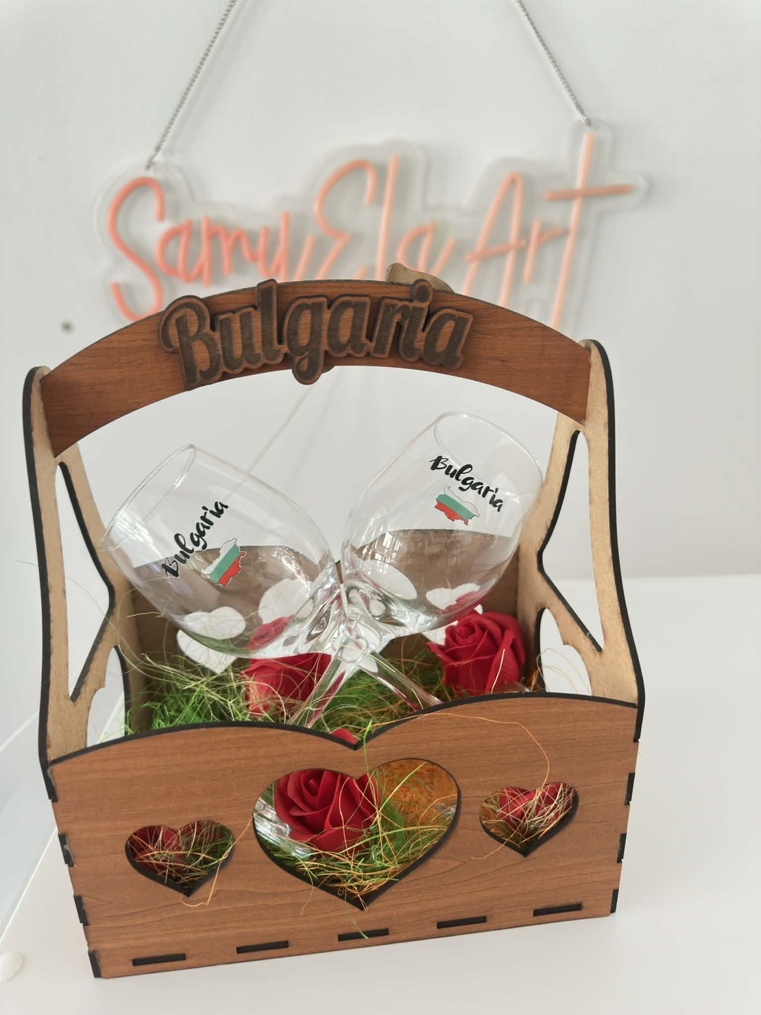 Дървена касетка с надпис + 2 гравирани винени чаши + сапунени рози