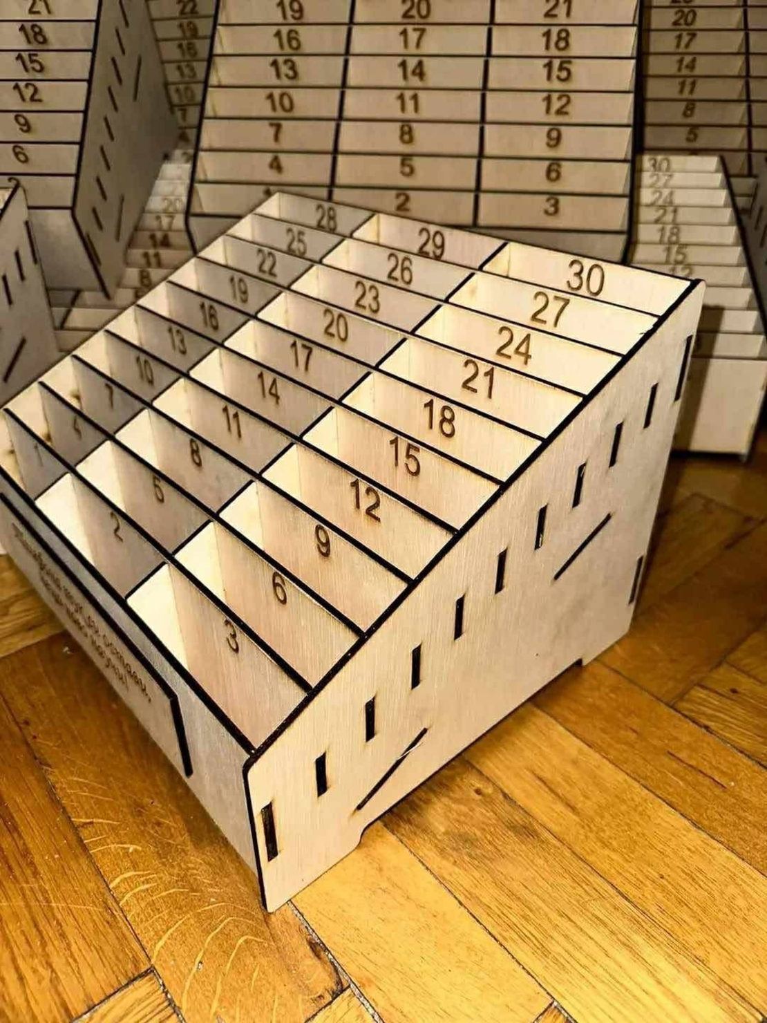 Дървена стойка за телефони 1–30 (класна стая)