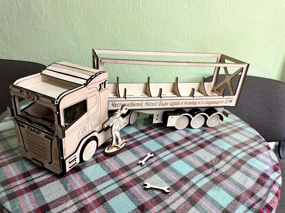 Камион от дърво – Декоративен поставка за алкохол