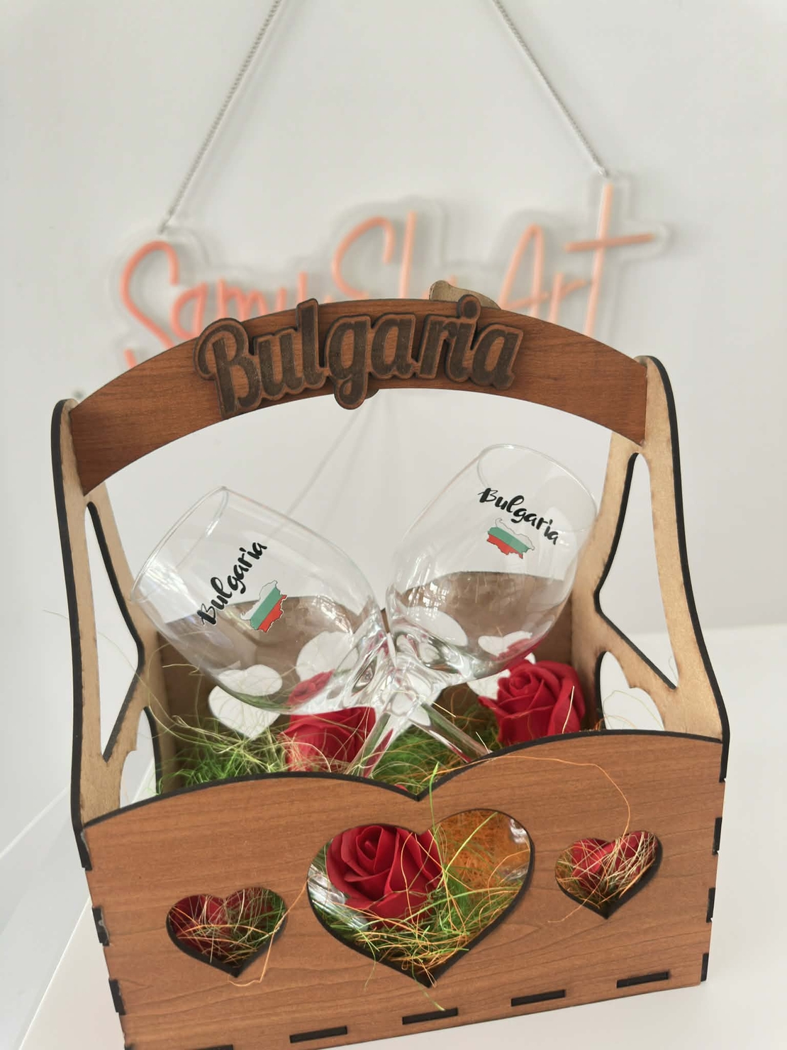 Дървена касетка с надпис + 2 гравирани винени чаши + сапунени рози