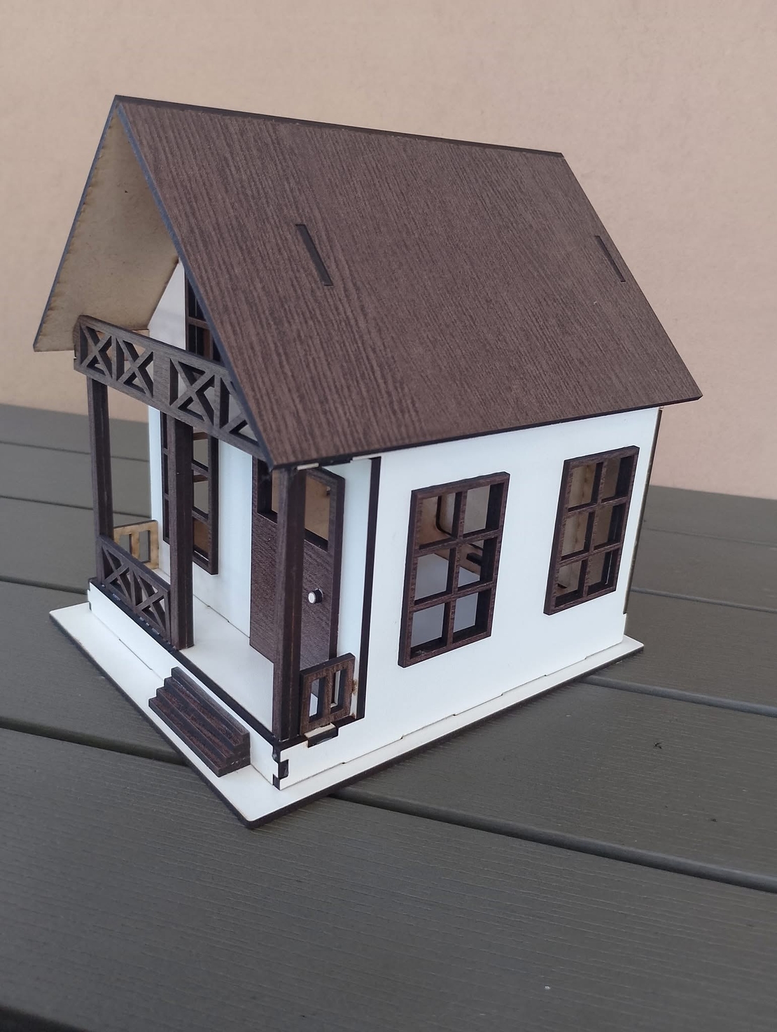 Дървена луксозна касичка във форма на къщичка