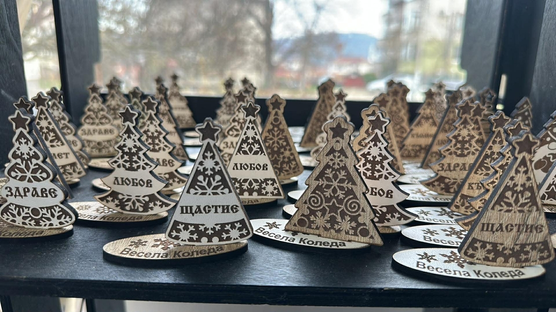 Мини дървени елхички с място за късметче