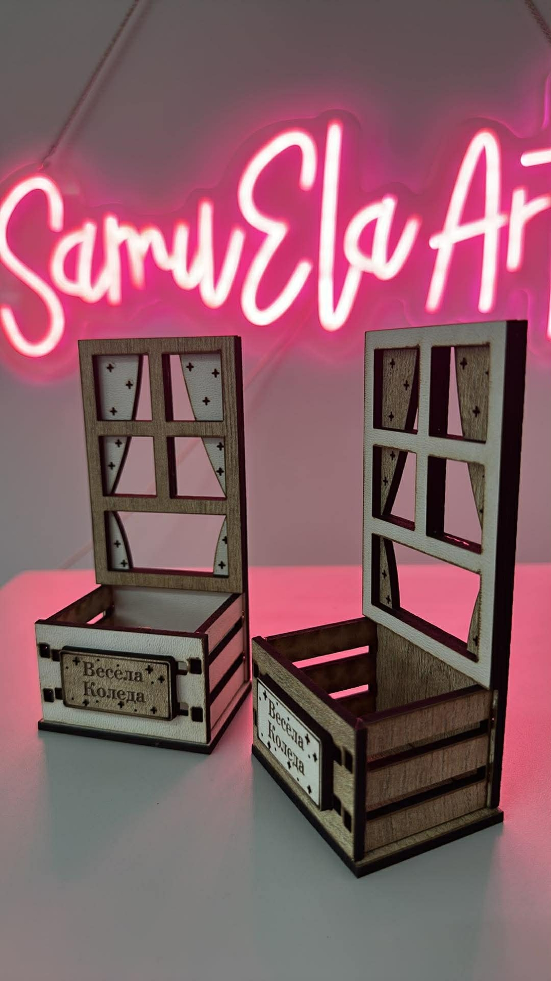 Коледна кутийка-Прозорче със завеса