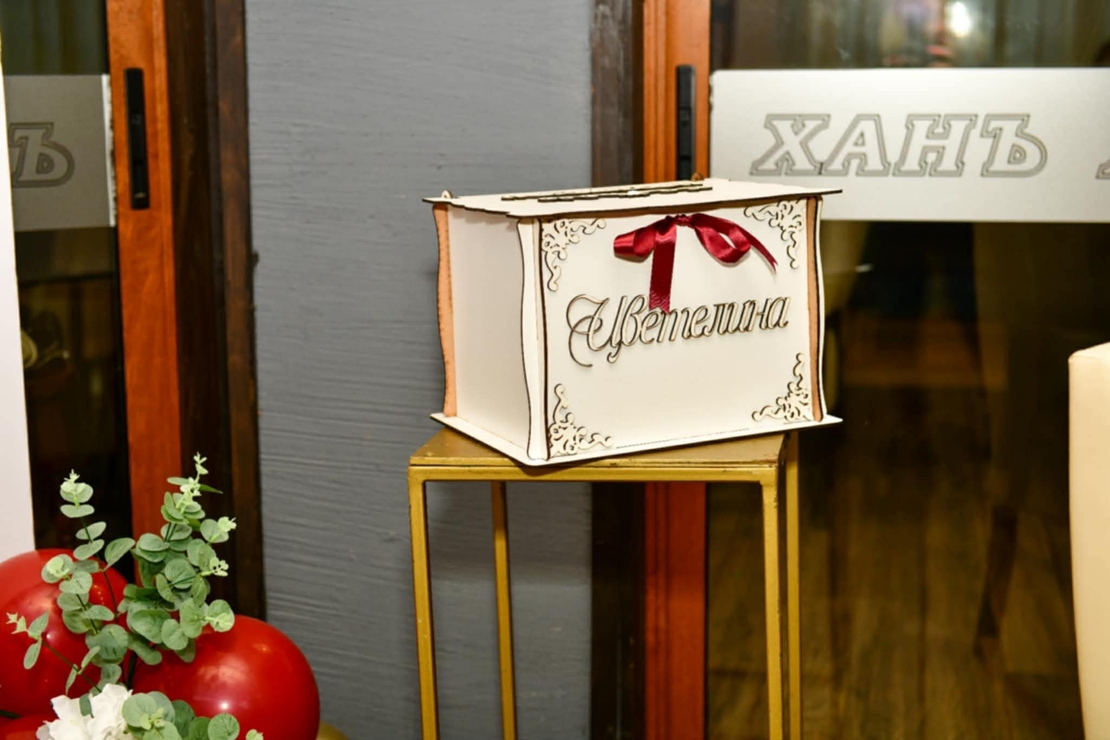 Дървена кутия за абитуриенти и сватба – персонализирана