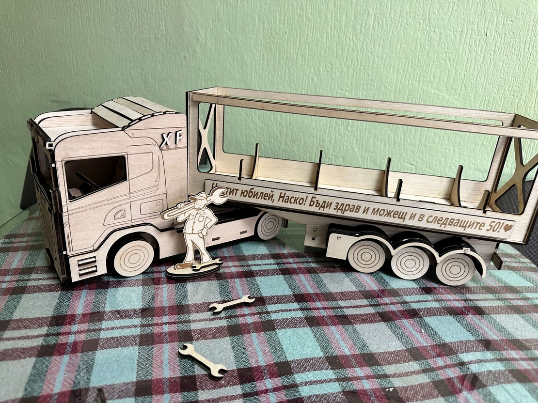 Камион от дърво – Декоративен поставка за алкохол