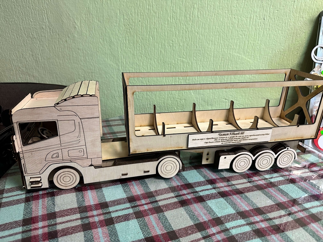 Камион от дърво – Декоративен поставка за алкохол