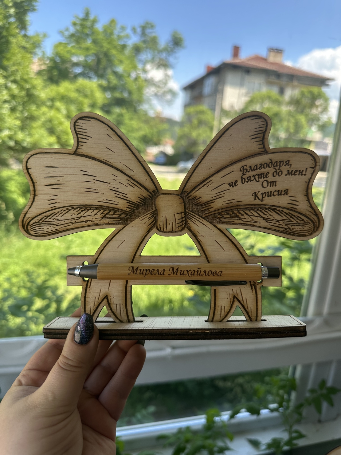 Персонализирана химикалка на дървена поставка