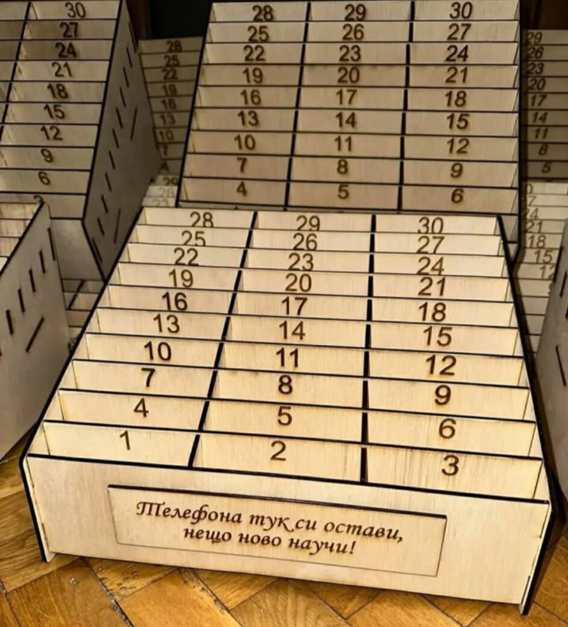 Дървена стойка за телефони 1–30 (класна стая)