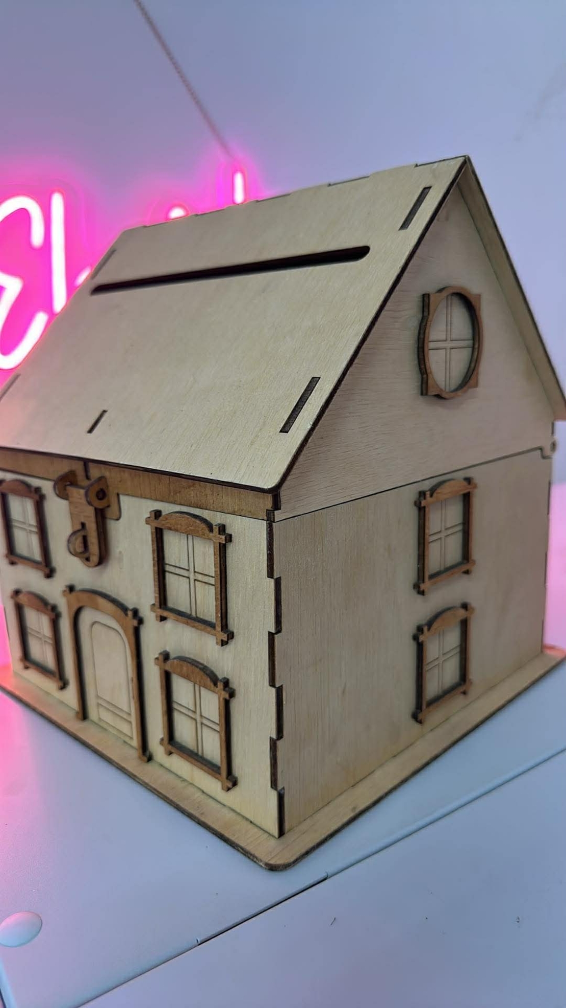 Дървена касичка Къщичка с прозорци